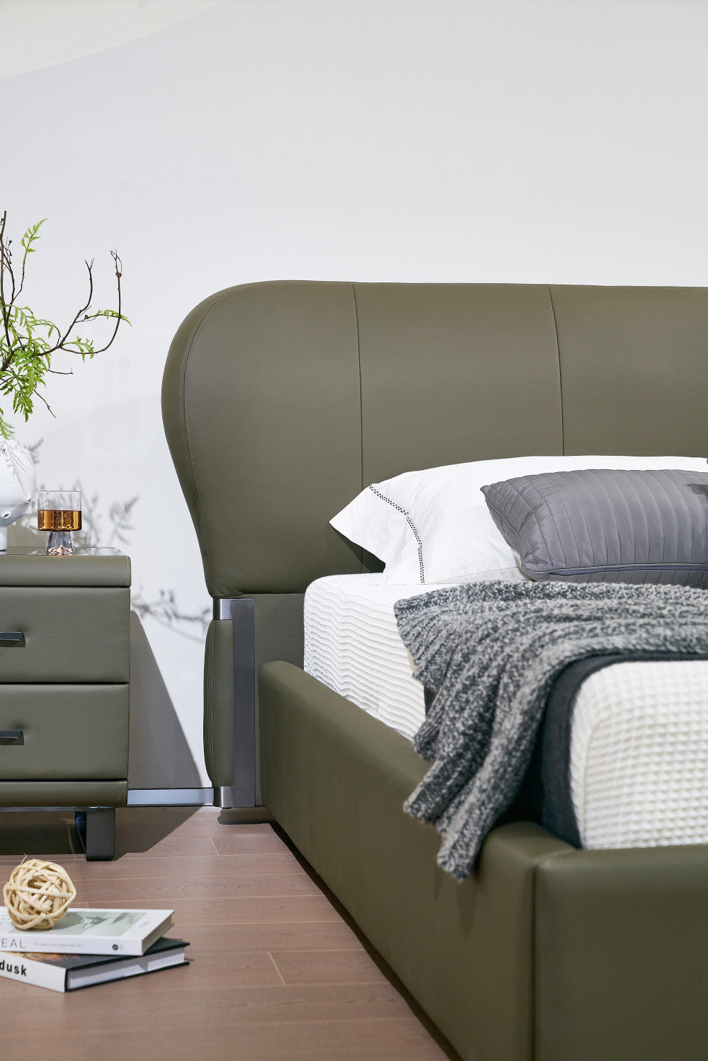 GC2321 Upholstered Bed