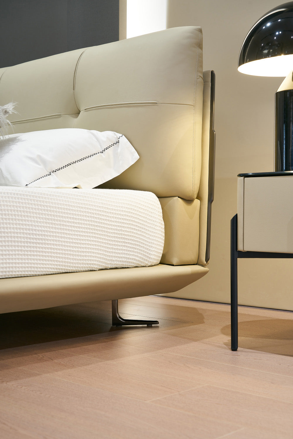GC2322 Upholstered Bed